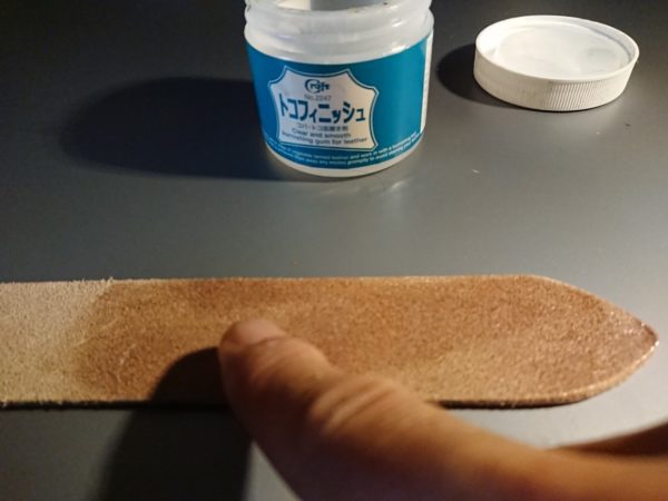 レザークラフト ジーンズに似合う革ベルトを作る床磨き