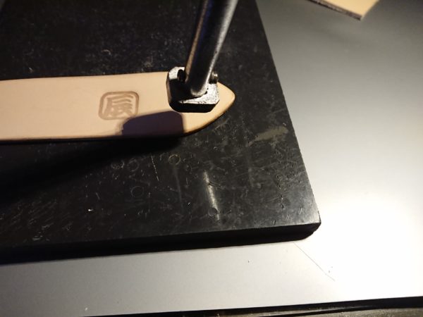 レザークラフト ジーンズに似合う革ベルトを作る焼き印